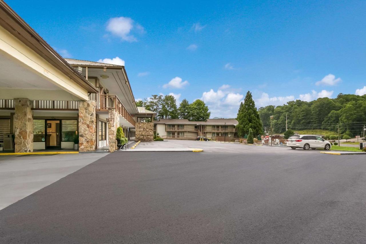 Quality Inn & Suites Mt Chalet Clayton Exterior photo