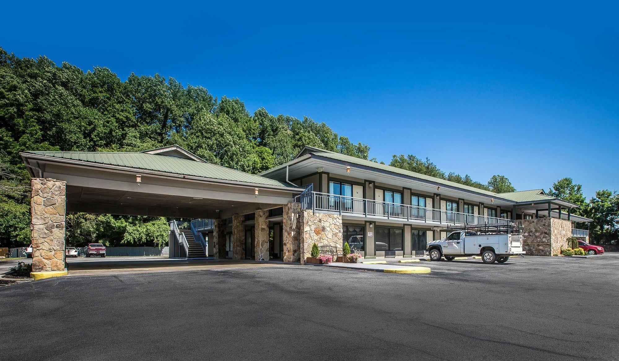 Quality Inn & Suites Mt Chalet Clayton Exterior photo